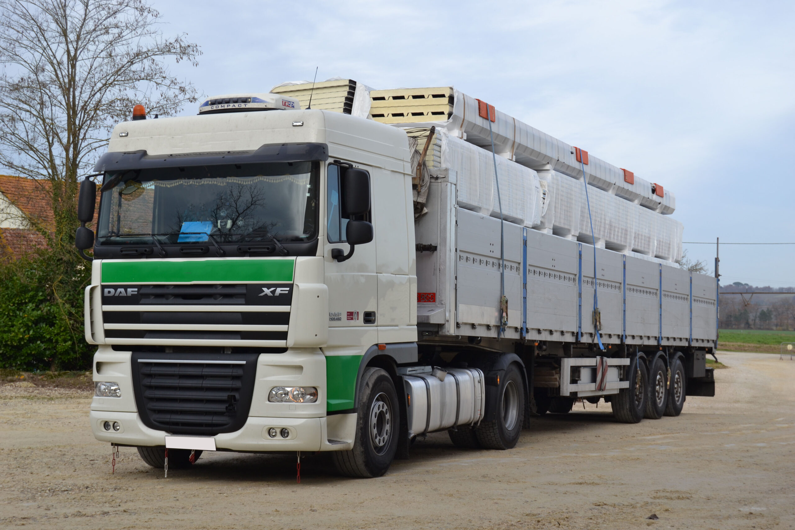 camion de livraison de panneaux sandwich et de tôles